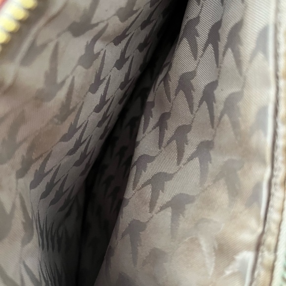 Lo & Sons Pearl crossbody in light grey *SMALL TEAR IN BAG* - Picture 8 of 10